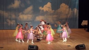 "Детский танец" из балета "Щелкунчик"