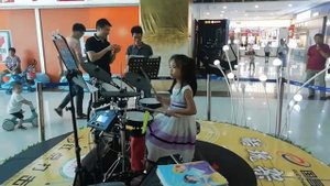 小姑娘是大大天才！专业鼓手！Маленькая девочка - огромный талант! Профессиональная барабанщица. Китай. Фошань.