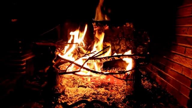 Уютный огонь в камине со звуком костра и дождя. Для комфортного отдыха дома.