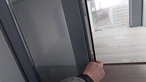 пластиковый шкаф для кондиционера на балконе.