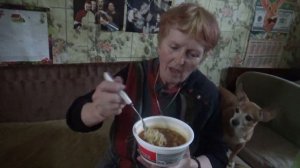 мама кушает корейскую лапшу шин рамён