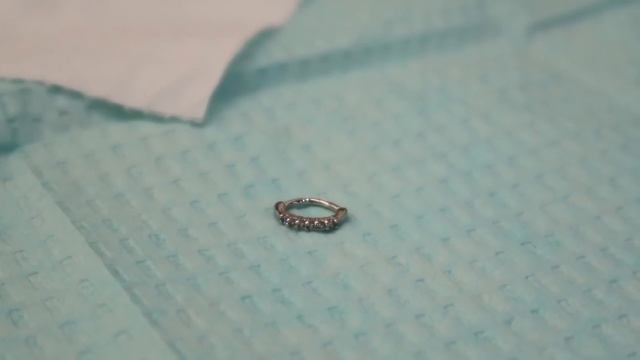 TWINS PAY FOR PIERCINGS WITH 10,000 PENNIES!! смотреть онлайн