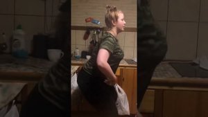 Учит подтирать попу????