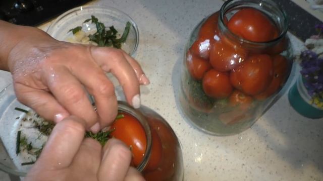 Соленые помидоры в банке , как бочковые . Простой рецепт Супер Вкусных Помидор !!!