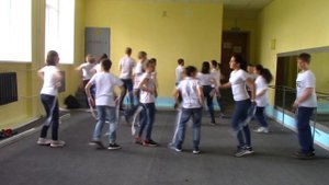Танцевальный флешмоб под песню "Семья" от МАОУ "СОШ № 15", 6 класс А, руководитель Комарова С.В.