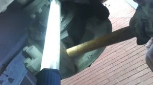 Подтягиваем шкворень , устраняем люфт