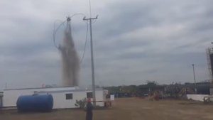 Высоким давлением выбросило трубы из скважины🫣
