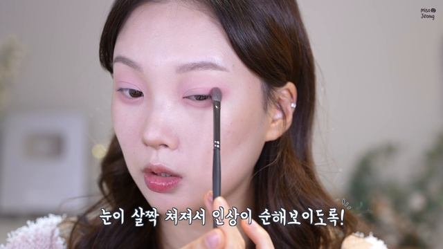 중안부 커버? 긴 얼굴 짧아지는 핑크 성형 메이크업 (애교살 / 헤어스타일 / 얼굴 작아지는법) +구독자 이벤트? смотреть онлайн