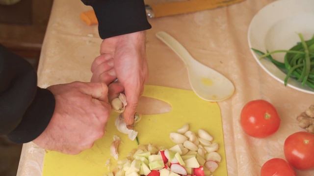 Готовим с Миханом #1 // РЫБНЫЙ суп в мультиварке (3/4) смотреть онлайн