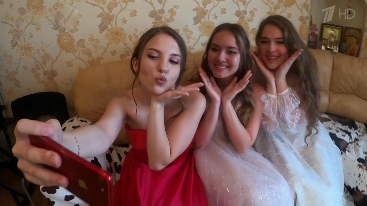 Всероссийский выпускной вечер в большинстве регионов проходит в режиме онлайн