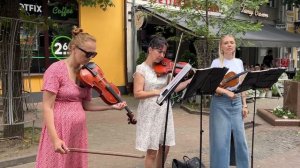 Вивальди на улице от скрипачек