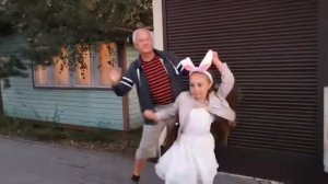 Дедушка танцует с внучкой.