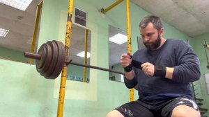 Пирамида в жиме штанги лежа ( с использованием облегченной экипировки).