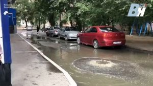 В Воронеже на улице Хользунова прорвало канализацию