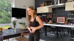 Техника выполнения вакуума живота стоя