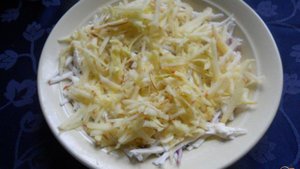 Салат луковый с яблоком и колбасным сыром