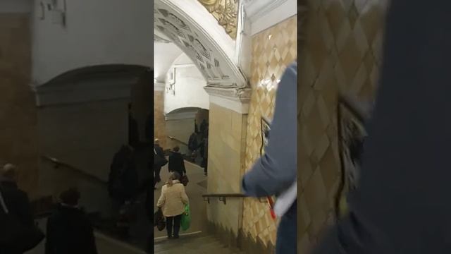 Мраморные плиты в метро можно и нужно чистить и шлифовать. Москва, 2021. смотреть онлайн