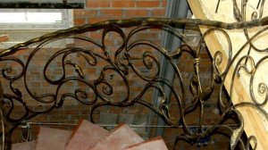 Красивые перила для винтовой лестницы из металла
