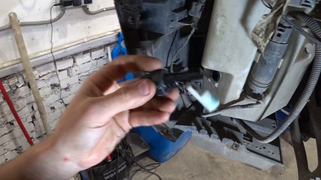 Как заменить датчика уровня омывающей жидкости Volvo XC70? смотреть онлайн