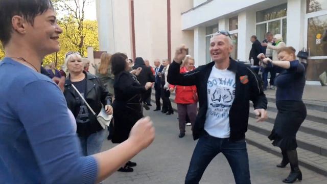 Цветик семицветик.Виктор Королёв. В Гомельском парке. 23.04.2023.год.