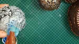 Новогодний шар с лепниной .