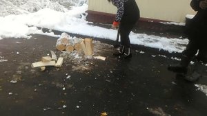 Пьяная баба колет дрова ржач