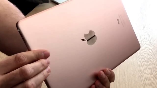 9.7 inch iPad Pro: first hands-on look смотреть онлайн
