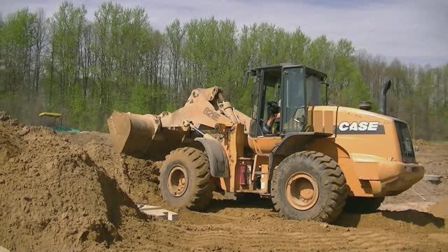 Погрузчик Case 821E распределяет песок смотреть онлайн