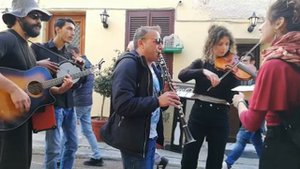 Уличные музыканты в Греции.