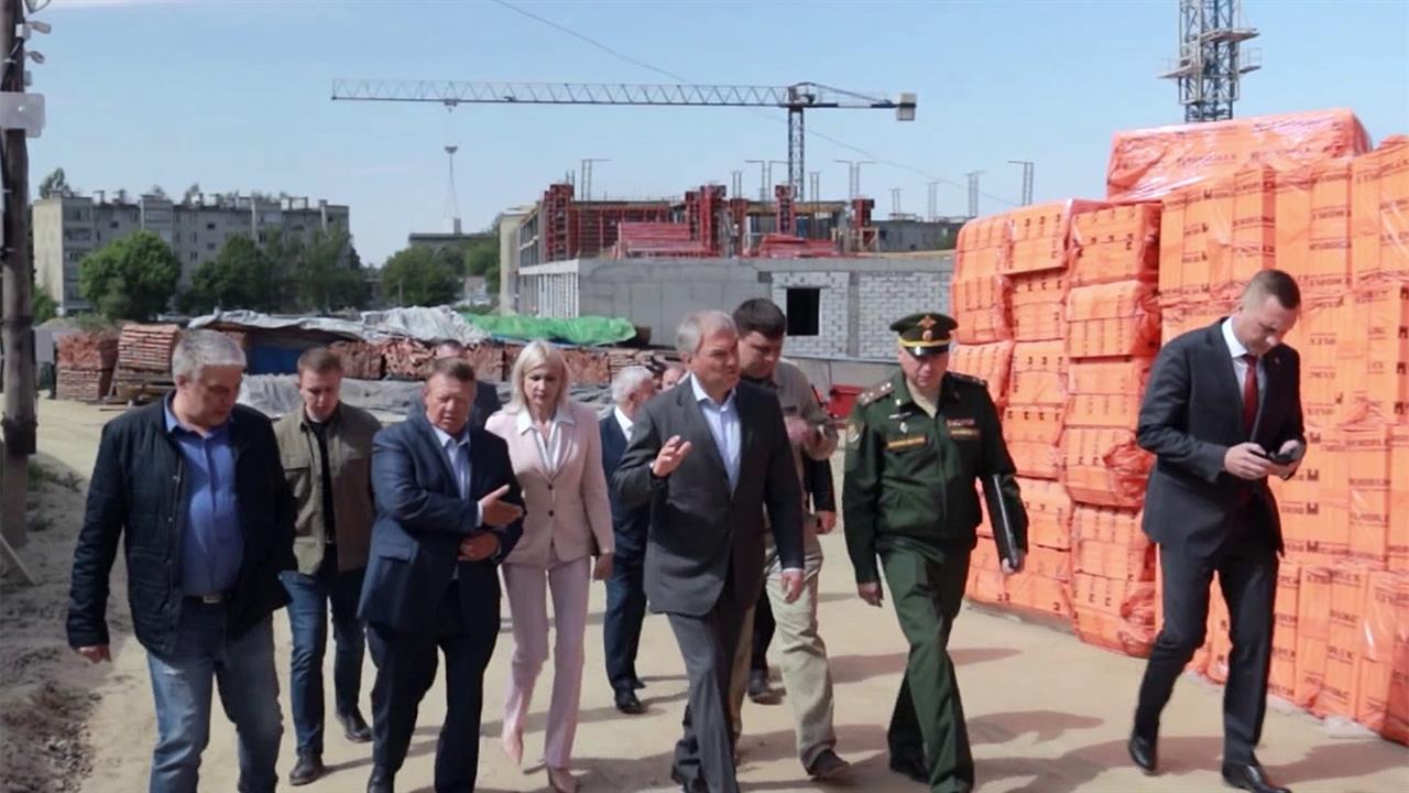 Вячеслав Володин проверил, как идет возведение социальных объектов в Саратовской области