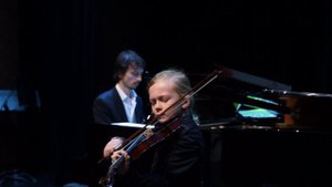 Мальчик чудесно играет на скрипке