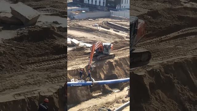 Экскаватор погрузит синюю трубу траншею. Видео будет ускоренно! #Shorts