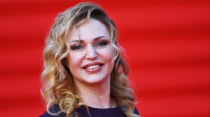 «Настоящих мужиков не хватает!»: Довлатова сыграла пять женщин в одном спектакле