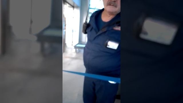 Уверенный в своих правах охранник думает ,что он работает