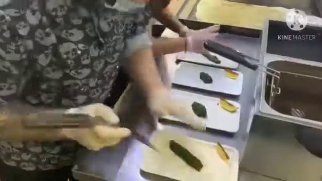 Лосось на гриле со сливочным соусом и шпинатом