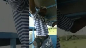 Житель Африки поёт песню расплескалась синева расплескалась.