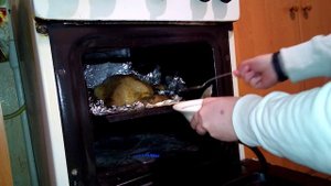 Запекаю гуся в духовке: снимаю жирок