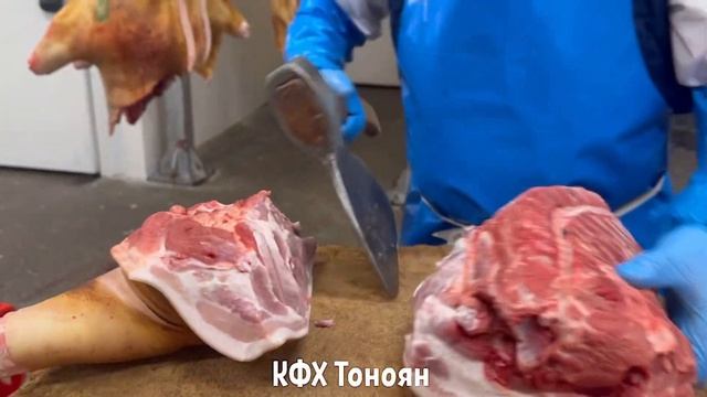 Процесс рубки мясного набора, фермерского мяса от производителя .