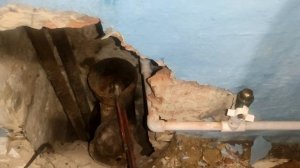 Ремонт в хрущевке, мастера из рэу меняют стояк.