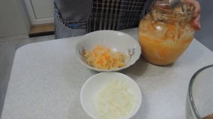 Салат из квашеной капусты.