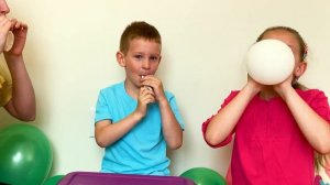 Джейкоб с мамой и сестрой надувают воздушные шарики, изучают их цвета и размеры на английском языке