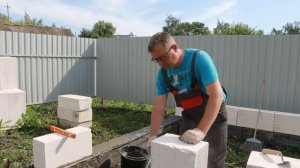 Укладка первого ряда газоблоков на фундамент