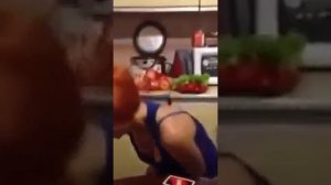 Девочка заразительно ржёт как лошадь