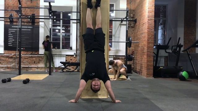 Лопаточные отжимания в стойке на руках / Handstand Scapular Push-up смотреть онлайн