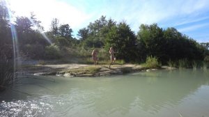 Даша и соня прыгают в речку