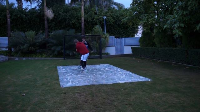 МЕССИ vs ВАН ДЕЙК В РЕАЛЬНОСТИ !! / САМЫЙ СКОЛЬЗКИЙ ФУТБОЛЬНЫЙ ЧЕЛЛЕНДЖ !! смотреть онлайн