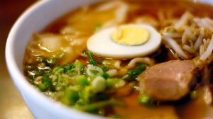 Суп с говядиной, яичной лапшой и яйцом