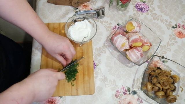 Картофель в беконе на сковороде