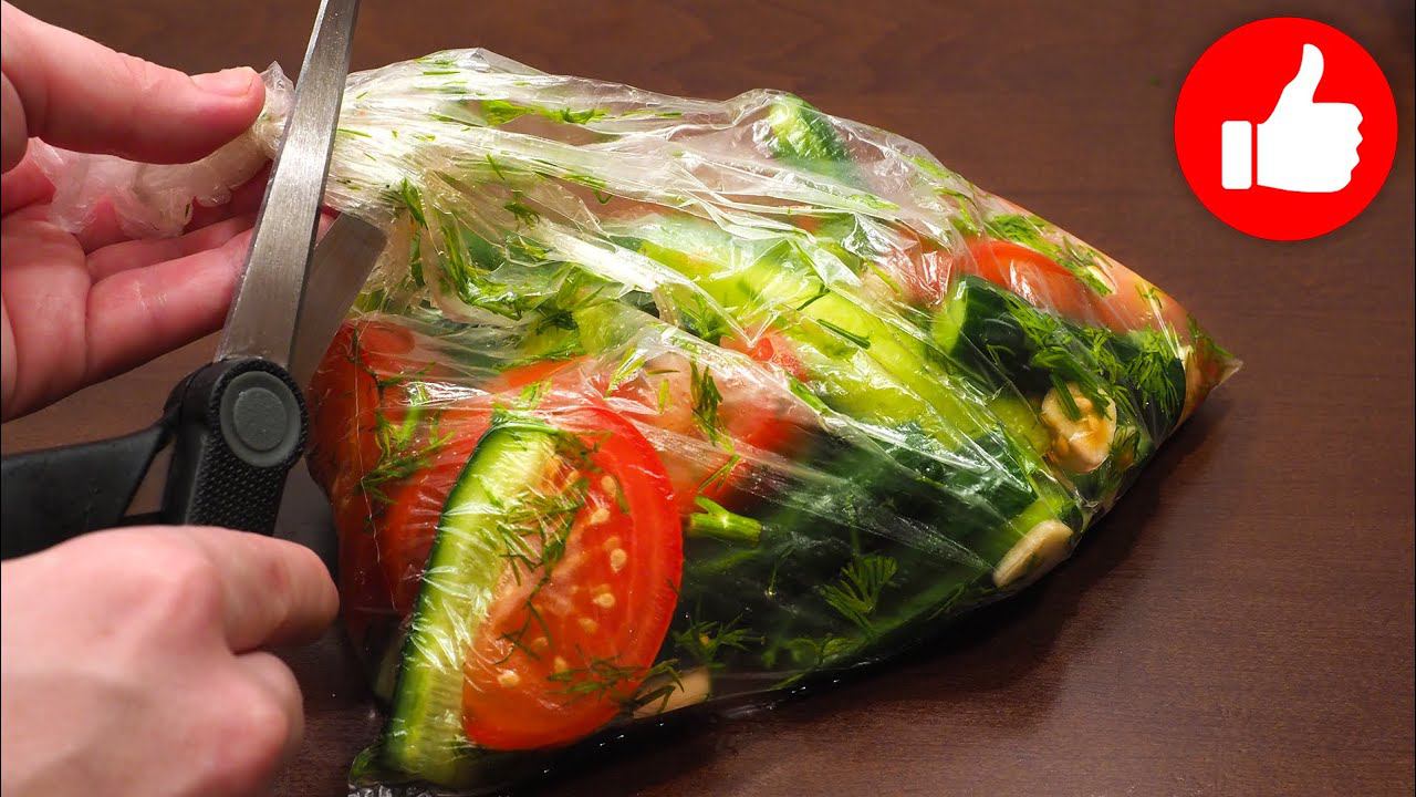 МАЛОСОЛЬНЫЕ ОГУРЦЫ С ПОМИДОРАМИ В ПАКЕТЕ! САМЫЙ БЫСТРЫЙ РЕЦЕПТ (SALAD FAST RECIPE) RUS SUB