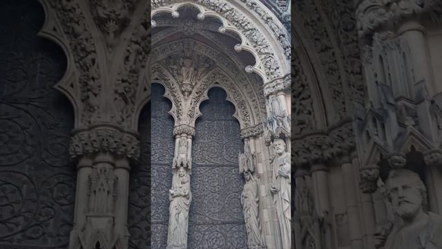 Stunning ? filigree detail #Lichfield #lichfieldcathedral #stonefigures #architecture #uklandmarks смотреть онлайн